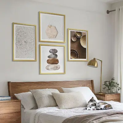 Billedvæg over sofa med teksturer i moderne kunst