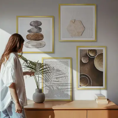 Billedvæg over sofa med teksturer i moderne kunst