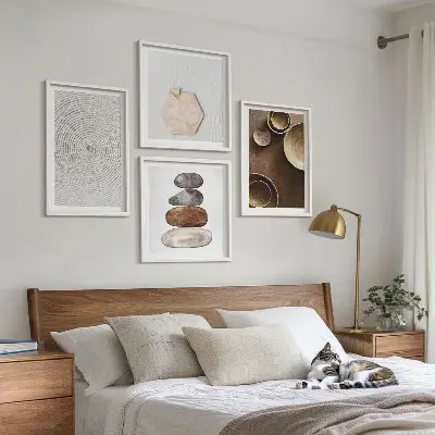 Billedvæg over sofa med teksturer i moderne kunst