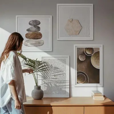 Billedvæg over sofa med teksturer i moderne kunst