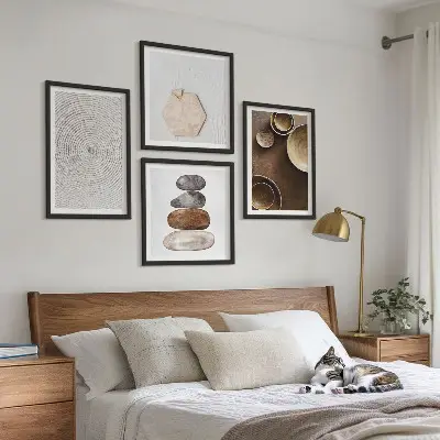 Billedvæg over sofa med teksturer i moderne kunst