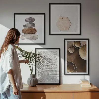 Billedvæg over sofa med teksturer i moderne kunst