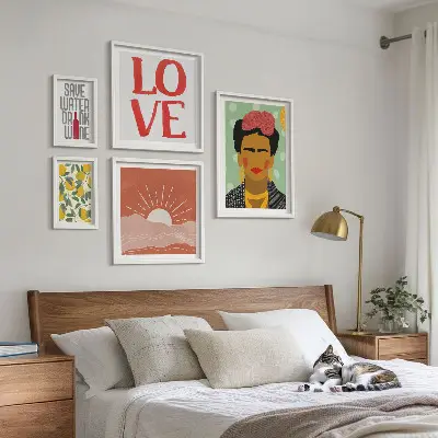 Billedsæt over sofa med boho-stil blomster og kvinde