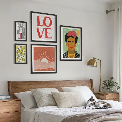 Billedsæt over sofa med boho-stil blomster og kvinde