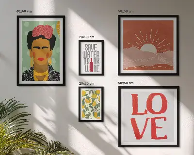 Billedsæt over sofa med boho-stil blomster og kvinde