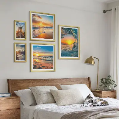 Billedsæt til væg over sofa med motiver af havsolnedgange og byens broer