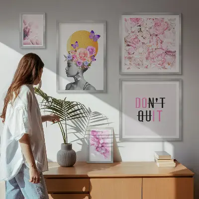 Billedsæt over sofa med blomstermotiver og en kvinde