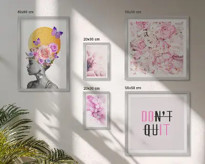 Billedsæt over sofa med blomstermotiver og en kvinde