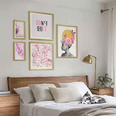 Billedsæt over sofa med blomstermotiver og en kvinde