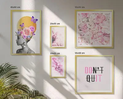 Billedsæt over sofa med blomstermotiver og en kvinde