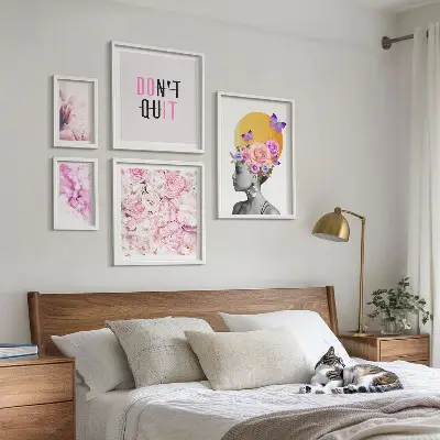 Billedsæt over sofa med blomstermotiver og en kvinde