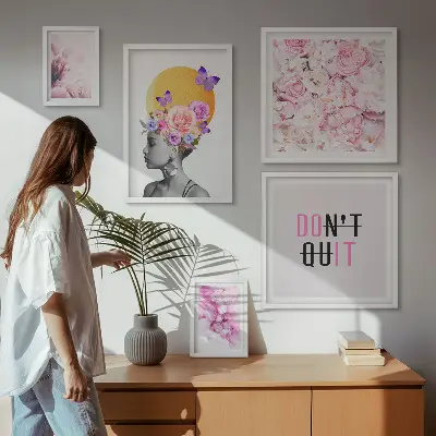 Billedsæt over sofa med blomstermotiver og en kvinde