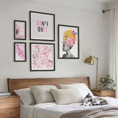 Billedsæt over sofa med blomstermotiver og en kvinde