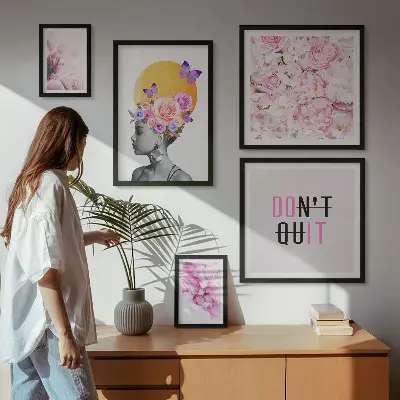 Billedsæt over sofa med blomstermotiver og en kvinde