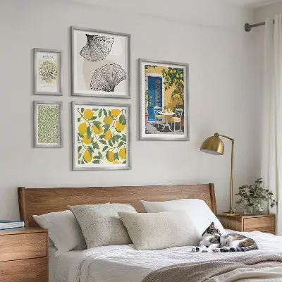 Billedsæt over sofa med stilfulde plantemotiver