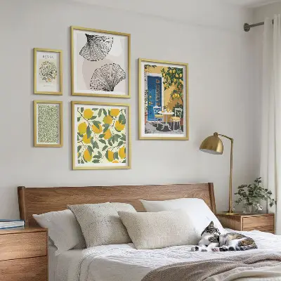 Billedsæt over sofa med stilfulde plantemotiver