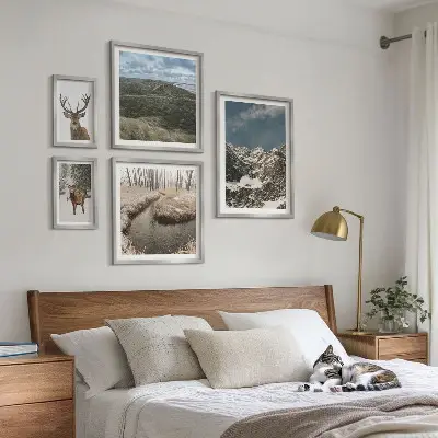 Billedsæt over sofa med motiv af vild natur og majestætiske bjerge