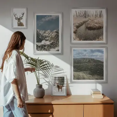 Billedsæt over sofa med motiv af vild natur og majestætiske bjerge