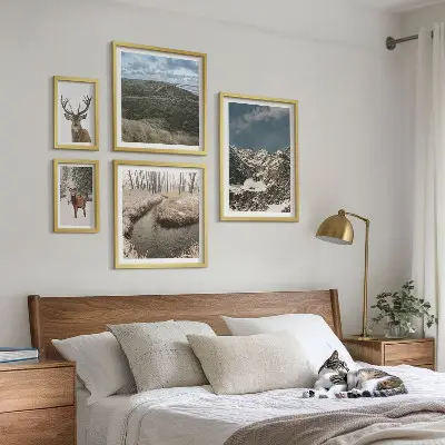 Billedsæt over sofa med motiv af vild natur og majestætiske bjerge