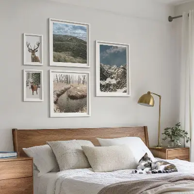 Billedsæt over sofa med motiv af vild natur og majestætiske bjerge