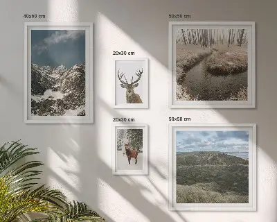 Billedsæt over sofa med motiv af vild natur og majestætiske bjerge