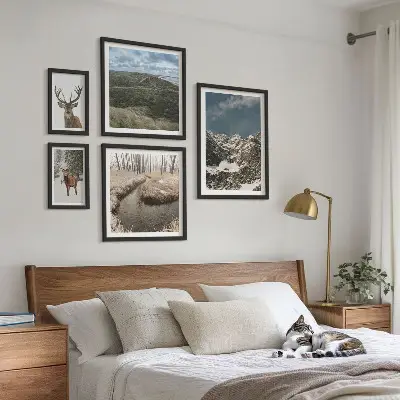 Billedsæt over sofa med motiv af vild natur og majestætiske bjerge