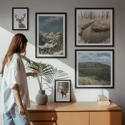 Billedsæt over sofa med motiv af vild natur og majestætiske bjerge
