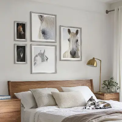 Hesteportrætter i kunstneriske stilarter billedsæt til ophængning over sofa