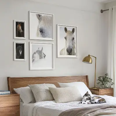 Hesteportrætter i kunstneriske stilarter billedsæt til ophængning over sofa