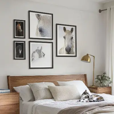 Hesteportrætter i kunstneriske stilarter billedsæt til ophængning over sofa