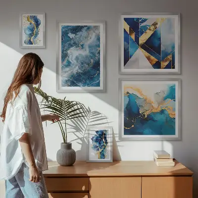 Abstrakte blå kompositioner billedsæt over sofa
