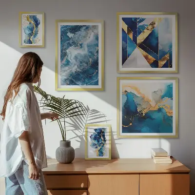 Abstrakte blå kompositioner billedsæt over sofa
