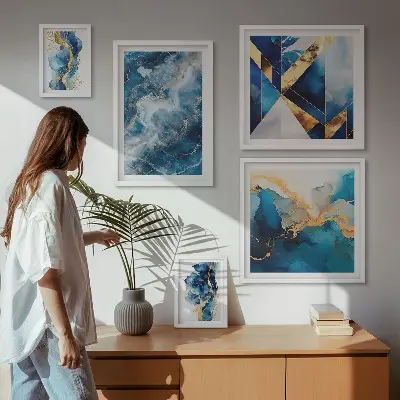 Abstrakte blå kompositioner billedsæt over sofa