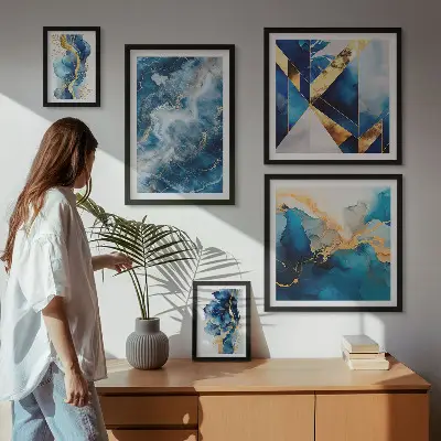 Abstrakte blå kompositioner billedsæt over sofa