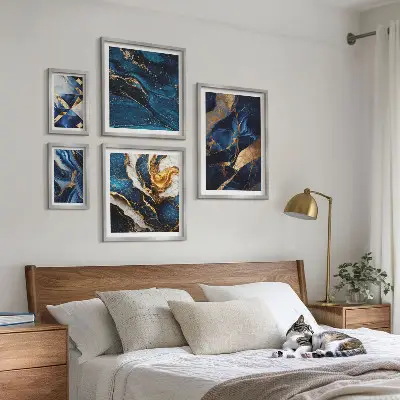 Billedsæt over sofa med abstrakte blå mønstre