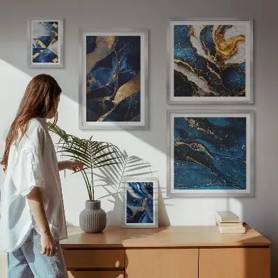 Billedsæt over sofa med abstrakte blå mønstre