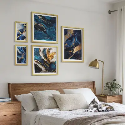 Billedsæt over sofa med abstrakte blå mønstre