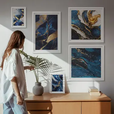 Billedsæt over sofa med abstrakte blå mønstre