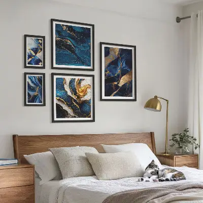 Billedsæt over sofa med abstrakte blå mønstre