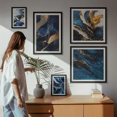 Billedsæt over sofa med abstrakte blå mønstre