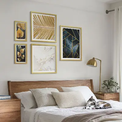 Billedsæt til væg over sofa med stilfulde blade og geometriske motiver