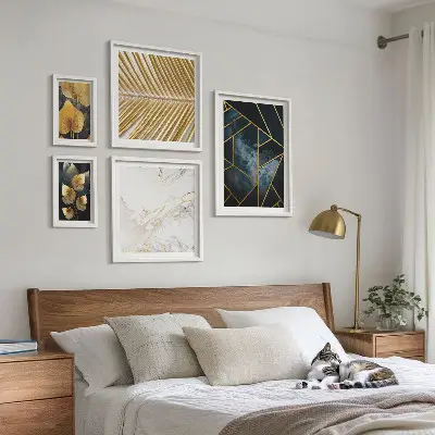 Billedsæt til væg over sofa med stilfulde blade og geometriske motiver