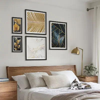 Billedsæt til væg over sofa med stilfulde blade og geometriske motiver