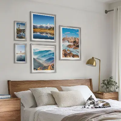 Billedsæt over sofa med motiver af bjerge, hav og fyrtårne