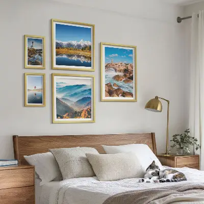 Billedsæt over sofa med motiver af bjerge, hav og fyrtårne