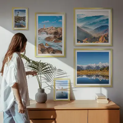 Billedsæt over sofa med motiver af bjerge, hav og fyrtårne