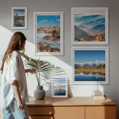 Billedsæt over sofa med motiver af bjerge, hav og fyrtårne