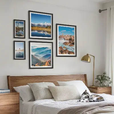 Billedsæt over sofa med motiver af bjerge, hav og fyrtårne