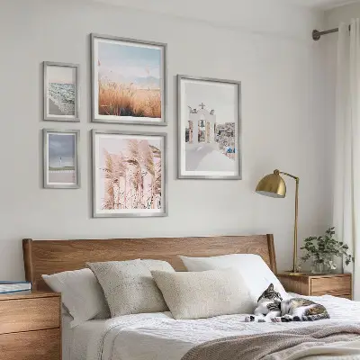 Billedsæt over sofa med motiv af stilfulde kystlandskaber