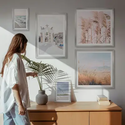 Billedsæt over sofa med motiv af stilfulde kystlandskaber